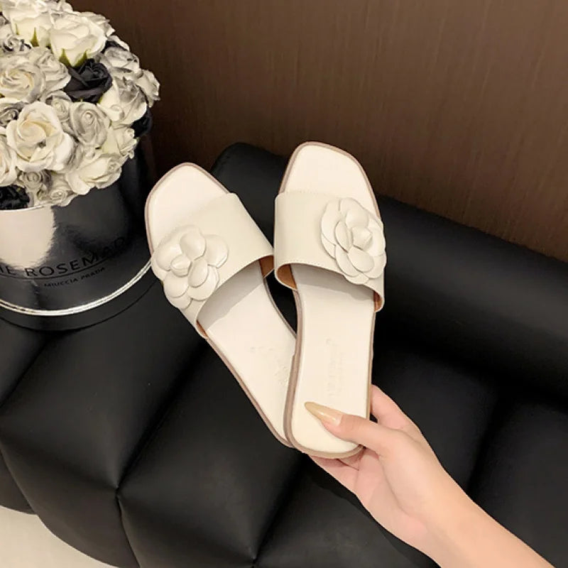 2026Summer flat sandals with floral design, casual and versatile, suitable for outdoor wear